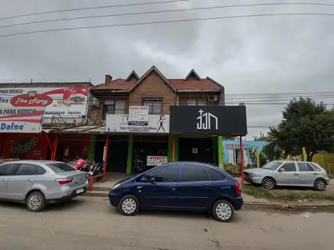 Inmuble de 3 plantas. con 2 Locales Comerciales, Chale y un Departmento en Venta  en G. Catan