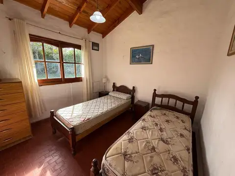 Venta de casa 4 ambientes   3 departamentos 2 ambientes. Barrio Norte, Villa Gesell.