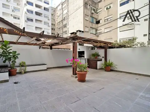 Apartamento En Pocitos 4 Dormitorios Patio Amplio Y Parrillero con Cochera