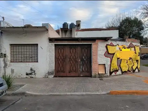 CASA EN VENTA DE 3 AMBIENTES EN SAN ANTONIO DE PADUA (CENTRO)  - OPORTUNIDAD!
