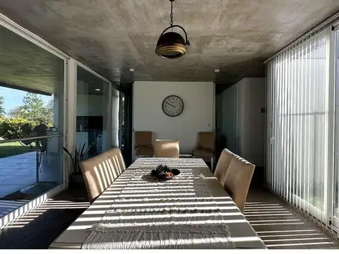 Casa 6 ambientes con 2 baños