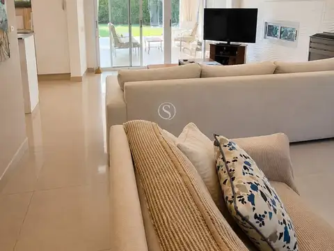 Casa en Venta con 2 cocheras