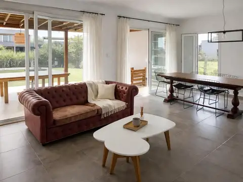 Casa 6 ambientes con 2 baños