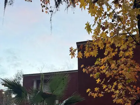 Casa en Alquiler con 2 cocheras