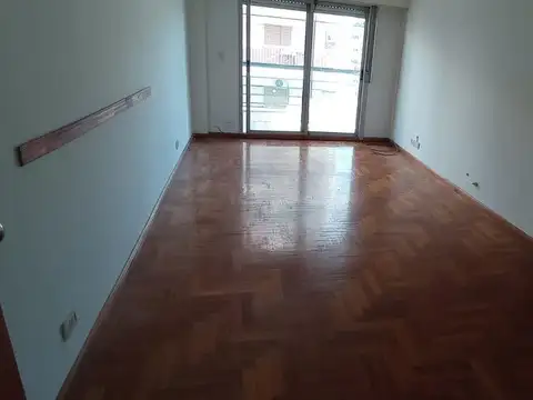 Semi Piso de 3 Amb. con Balcón al Frente Lav. Indepte. en Venta en Flores | Culpina al 100
