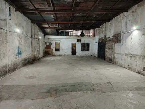 Galpón con vivienda en venta en Pompeya