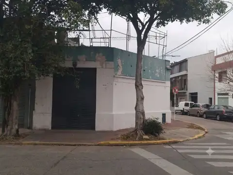 Galpón con vivienda en venta en Pompeya