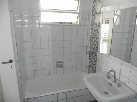 MUY BUEN MONOAMBIENTE AL FRENTE 1° POR ESCALERA CON BALCON HECHO A NUEVO