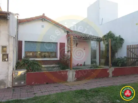 Venta - Chalet - 2 Dormitorios - Entrada de auto pasante - Venta Directa! APTA RÉDITO HIPOTECARIO!