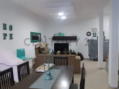 CASA EN VENTA QUILMES 2 DORMITORIOS PILETA COCHERA POSIBLE APTO BANCO