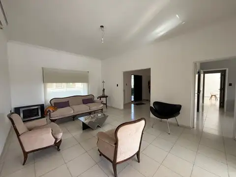 Casa familiar en barrio Villa Los Alamos