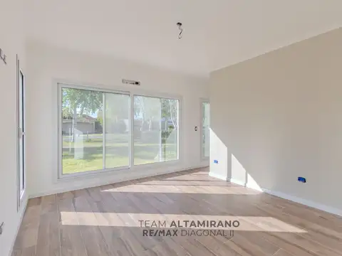 Casa 6 ambientes con 4 baños