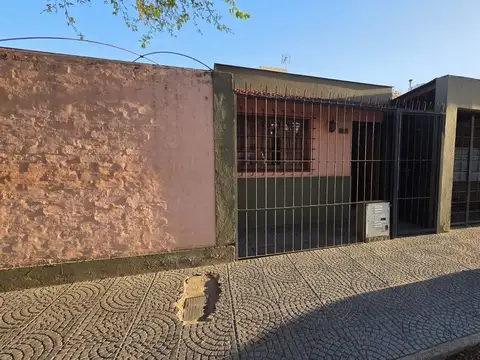 Casa 5 ambientes con 1 baño