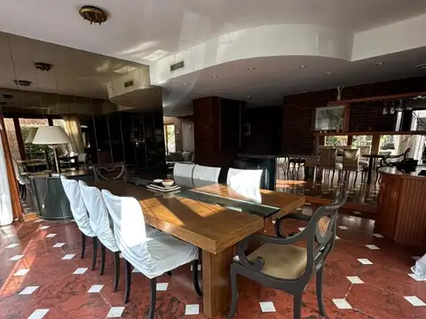 Casa en Alquiler con 6 cocheras