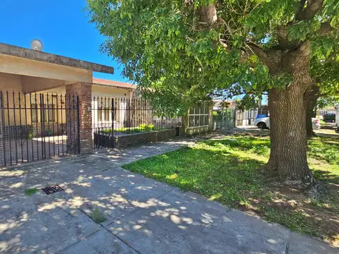 Casa de 2 Dormitorios en barrio tranquilo de San Lorenzo.