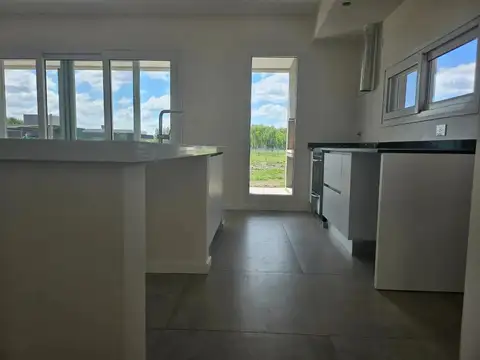 Casa 5 ambientes con 4 baños