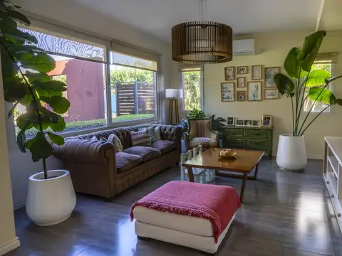 Casa en Venta con 4 cocheras