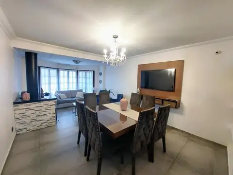 Casa 4 ambientes con 2 baños