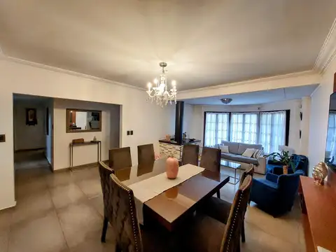 Casa en Venta con 3 cocheras