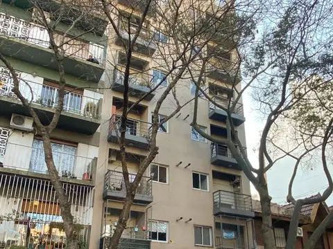 SEMIPISO 2 AMBIENTES. EXCELENTE UBICACION Y ESTADO 45 M2!