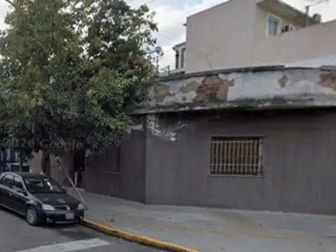 Casa 4 ambientes en esquina a reciclar totalmente