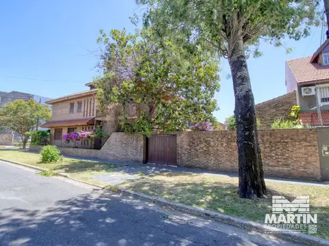 Casa 8 ambientes con 3 baños