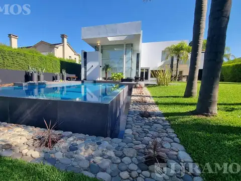 Casa 8 ambientes con 3 baños