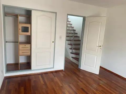 Tríplex de 4 Ambientes con Cochera en Villa Raffo