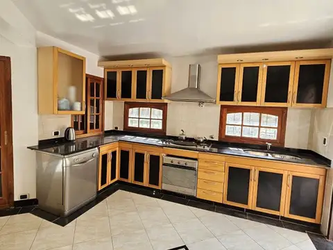 Casa 6 ambientes con 2 baños