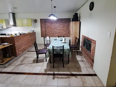 CASA EN VENTA CON COCHERA JARDIN Y QUINCHO