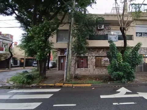 MUNRO, AMPLIO LOCAL EN ESQUINA CON 2 VIVIENDAS EN P.ALTA 