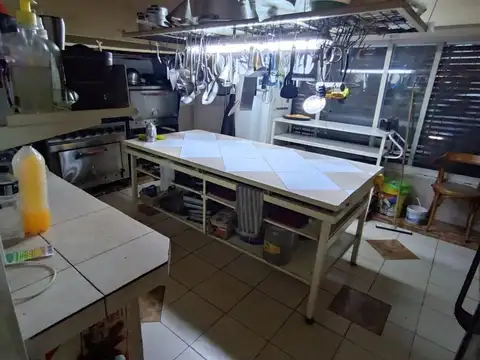 MUNRO, AMPLIO LOCAL EN ESQUINA CON 2 VIVIENDAS EN P.ALTA