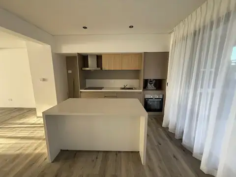 Casa en Alquiler con 2 cocheras