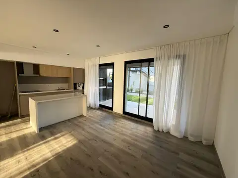Casa 4 ambientes con 2 baños