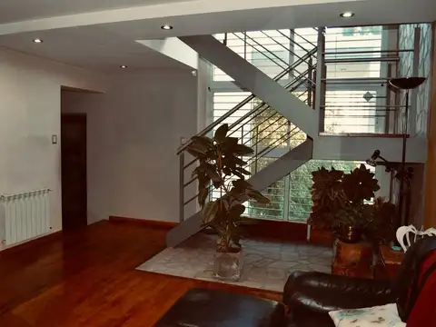 Casa 6 ambientes con 4 baños