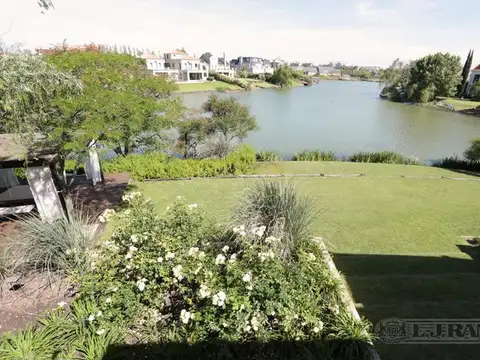 Casa 6 ambientes con 2 baños