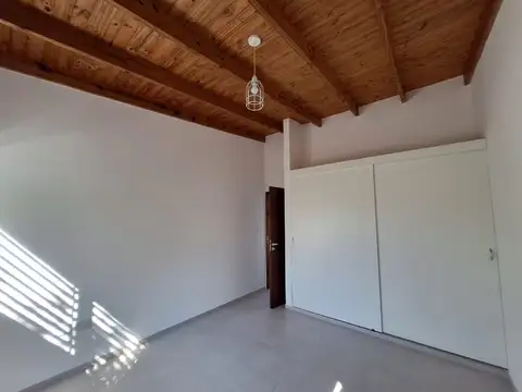 Casa en Alquiler con 1 cochera