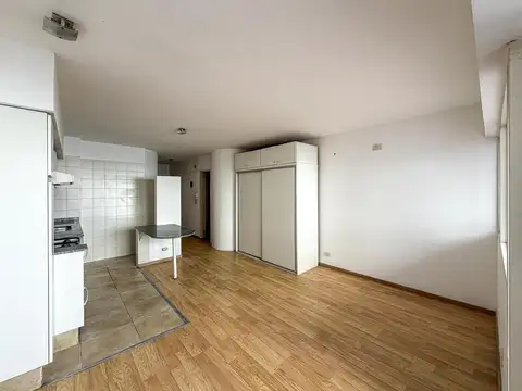 Departamento monoambiente con patio y cochera en Lourdes