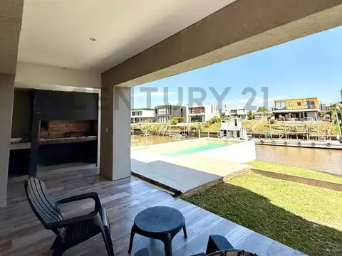 Casa en Alquiler con 4 cocheras