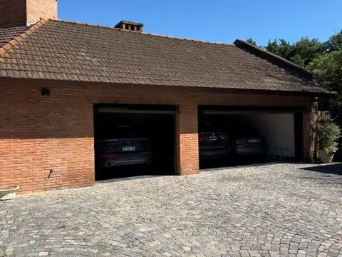 Casa en Alquiler con 3 cocheras