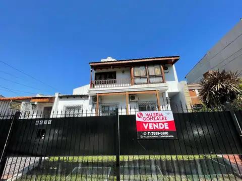 Casa en venta con 3 viviendas, cochera para 4 autos, jardín y quincho con parrilla - Wilde