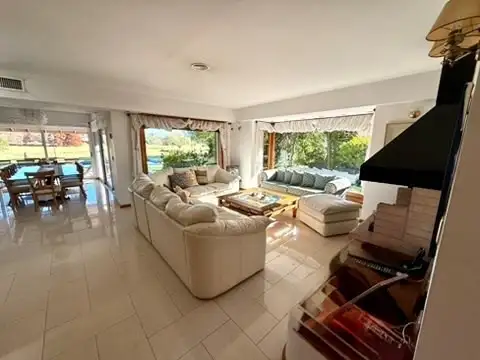 Casa 5 ambientes con 3 baños