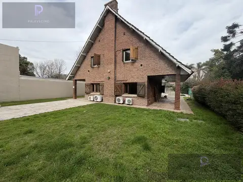 Casa en Alquiler con 2 cocheras