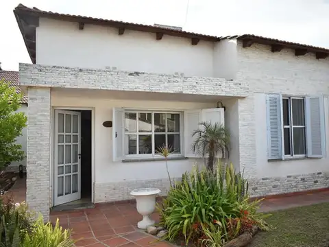 Casa 9 ambientes con 3 baños