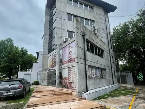 Local en  esquina con frente super visible amplio y luminoso minimalista !!!!!!!!!!