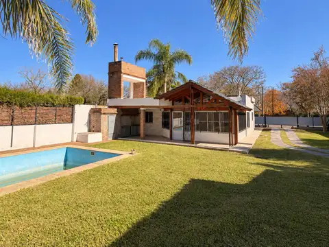 Casa de 2 dormitorios con pileta, 400 m², Los Troncos, Funes
