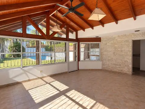 Casa 4 ambientes con 2 baños