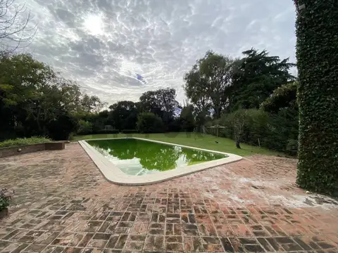 Casa 10 ambientes con 2 baños