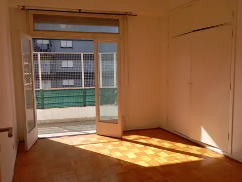 5 ambientes. Living comedor, 3 dormitorios + dependencia de servicio / escritorio / 4o. dormitorio