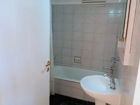 5 ambientes. Living comedor, 3 dormitorios + dependencia de servicio / escritorio / 4o. dormitorio